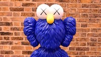 Dibuka pada 18 Januari 2022, pameran tunggal Kaws yang berjudul Fiksi Baru menampilkan patung-patung Kaws.  Foto: Getty Images/Eamonn M. McCormack