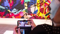 Pameran seni Kaws Fiksi Baru digelar di galeri Serpentine North sampai 27 Februari 2022.  Foto: Getty Images/Eamonn M. McCormack