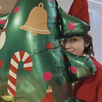 Sang ibu hamil kembali menyapa penggemar saat perayaan Natal. Park Shin Hye mengunggah fotonya mengenakan kostum santa claus sambil memeluk balon hijau berbentuk pohon natal. “Happy Christmas❣️” tulisnya sebagai caption. Foto: dok Instagram ssinz7