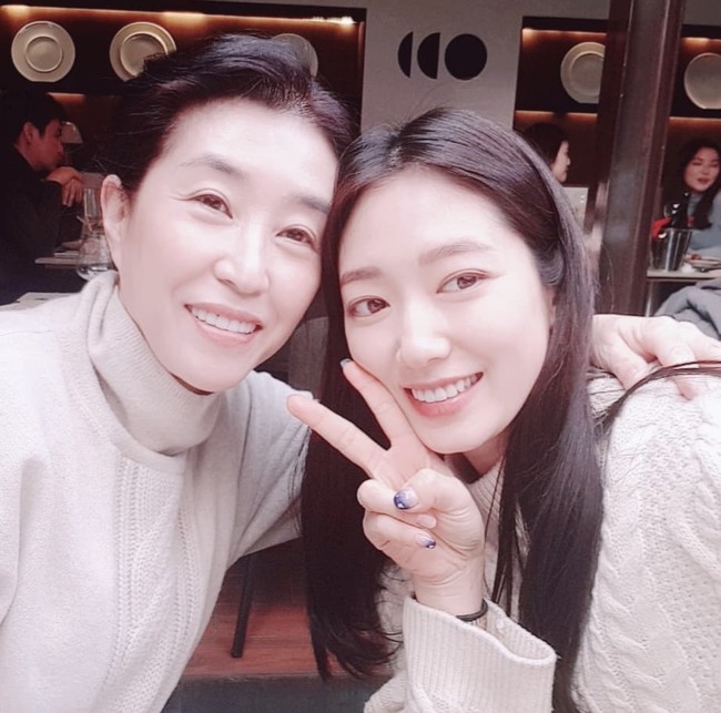 Dan hari ini, Park Shin Hye menikmati makan siang bersama Kim Mi Kyung, ibunya dalam drama Korea The Heirs. Aktris veteran itu mengucapkan selamat dan mendoakan kebahagiannya bersama Choi Tae Joon. Foto: dok Instagram kim_mee_kyung