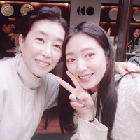 Dan hari ini, Park Shin Hye menikmati makan siang bersama Kim Mi Kyung, ibunya dalam drama Korea The Heirs. Aktris veteran itu mengucapkan selamat dan mendoakan kebahagiannya bersama Choi Tae Joon. Foto: dok Instagram kim_mee_kyung