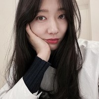 Setelah mengumumkan pernikahan dan kehamilannya, Park Shin Hye mengunggah foto terbaru di Instagram. Dia mengungkap bahwa rambutnya semakin panjang. Hari itu, Park Shin Hye juga memamerkan foto hotteok yang dibelikan ayahnya. Foto: dok Instagram ssinz7