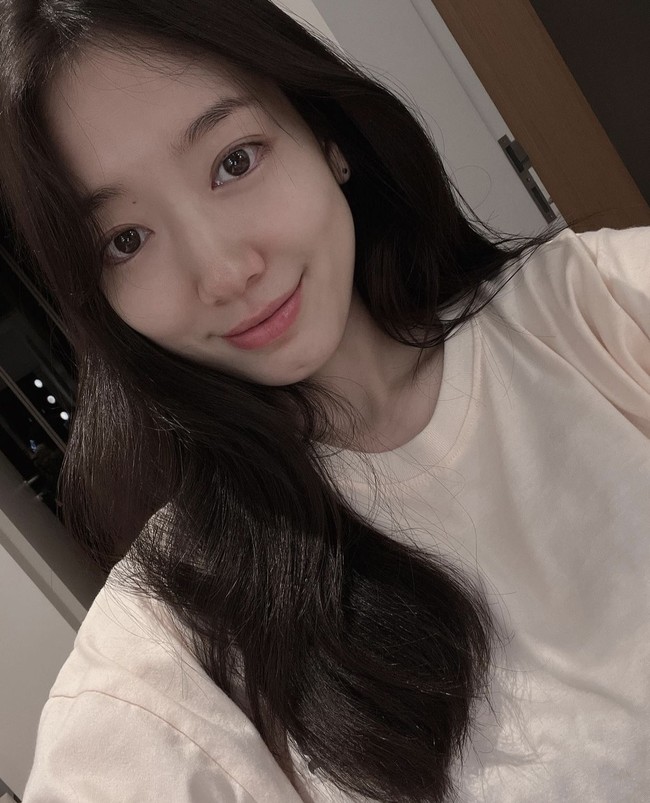Selasa (18/1/2022) kemarin, Park Shin Hye membagikan potret tanpa make up sebelum tidur. Dia mengucapkan, “Selamat malam kesayanganku ❣️Mimpi indah ❣️” Foto: dok Instagram ssinz7