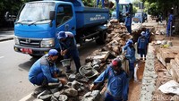 Sekitar 17 petugas bahu-membahu membuat gorong-gorong sepanjang kurang lebih 280 meter.