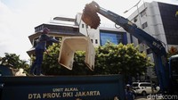 Ekskavator dikerahkan untuk mempercepat pemasangan box culvert ke dalam saluran air.