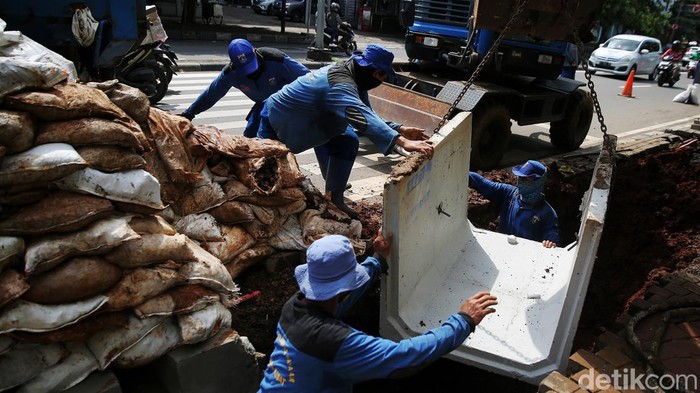 Pembuatan Gorong-Gorong di Menteng Pasukan biru memasangkan box culvert kedalam gorong-gorong di Jalan HOS Cokroaminoto Menteng, Jakarta Pusat, Rabu (19/1/2021). Pembuatan gorong-gorong ini sebagai salah satu sistem drainase untuk mengatasi genangan maupun banjir dikawasan tersebut.