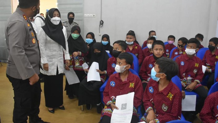 Pemkab Mojokerto vaksinasi anak-anak.