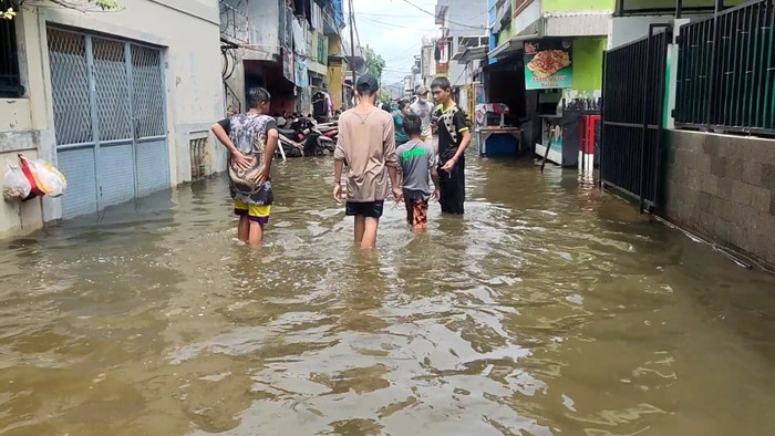 Hujan deras melanda wilayah Cengkareng dan membuat sekitar Kampung Jaya, Cengkareng Barat, Jakarta Barat dilanda banjir sejak kemarin (18/1) malam. Sampai pukul 13.35, banjir belum juga surut.