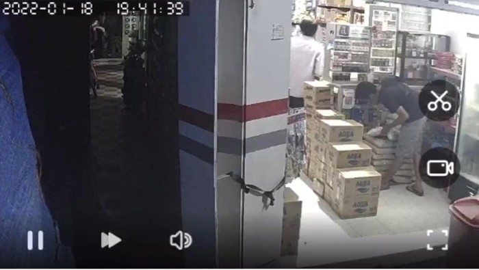 Aksi pencurian terekam kamera CCTV. Caption video yang beredar cukup menggelitik yakni Bayar Rp 6.500 tapi ambil dua plastik beras berisi 10 kg.