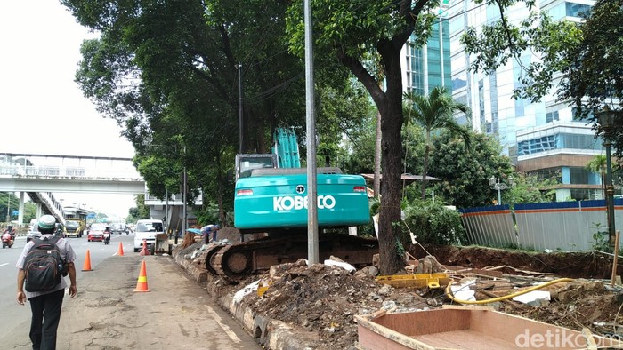 Pengerjaan galian drainase di Jl Jenderal Gatot Subroto, 19 Januari 2022. (Rifqi Mahdi Rizqullah/detikcom)