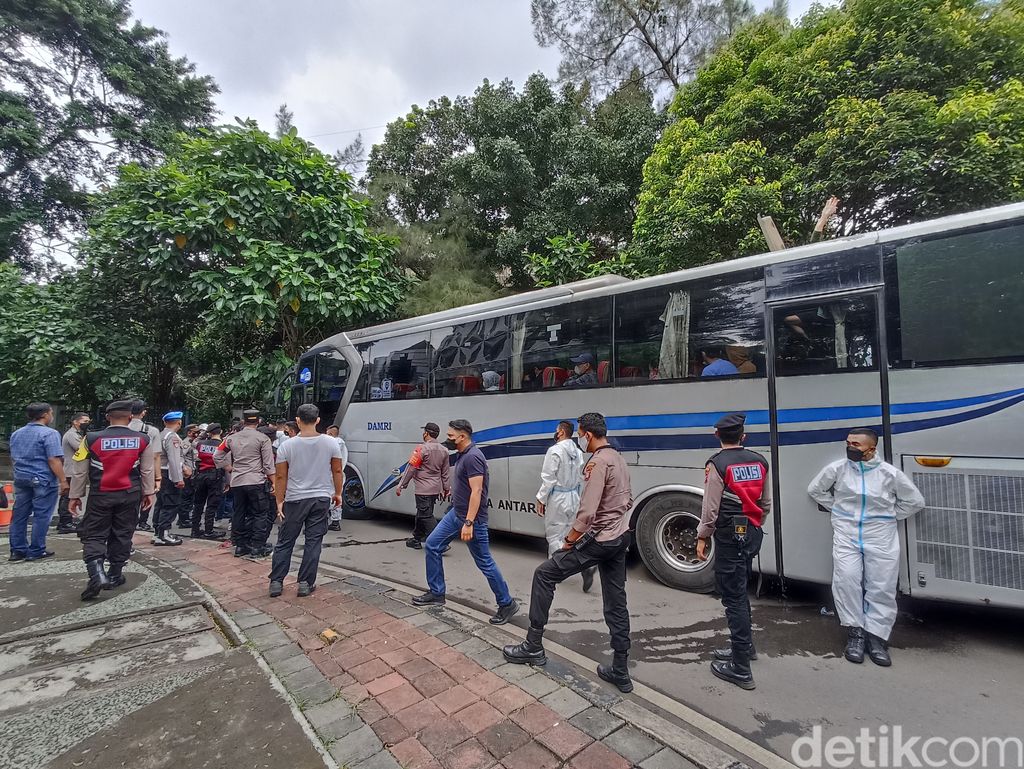 Pengungsi Afghanistan mendatangi kantor Amnesty International Indonesia untuk mengadukan nasib. Mereka difasilitasi bus oleh polisi untuk menuju Gondangdia, Jakpus. (Wildan N/detikcom)
