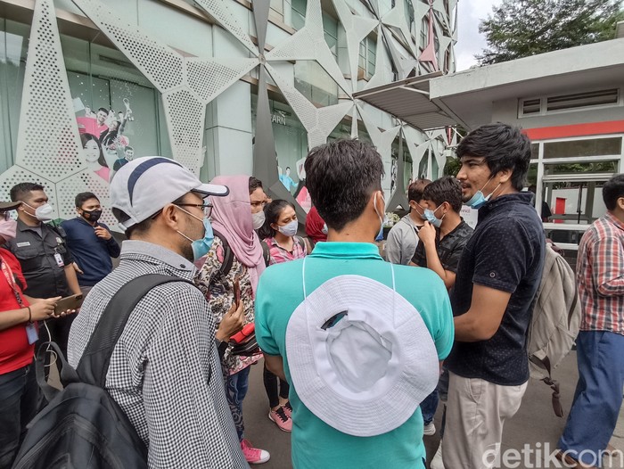 Pengungsi Afghanistan mendatangi kantor Amnesty International Indonesia untuk mengadukan nasib. Mereka difasilitasi bus oleh polisi untuk menuju Gondangdia, Jakpus. (Wildan N/detikcom)