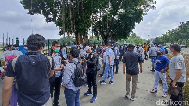 Pengungsi Hazara dan pengungsi Afghanistan berkumpul di depan IRTI Monas, Jakpus. Massa tersebut nantinya akan demonstrasi di Amnesty Internasional, Menteng. (Wildan N/detikcom)