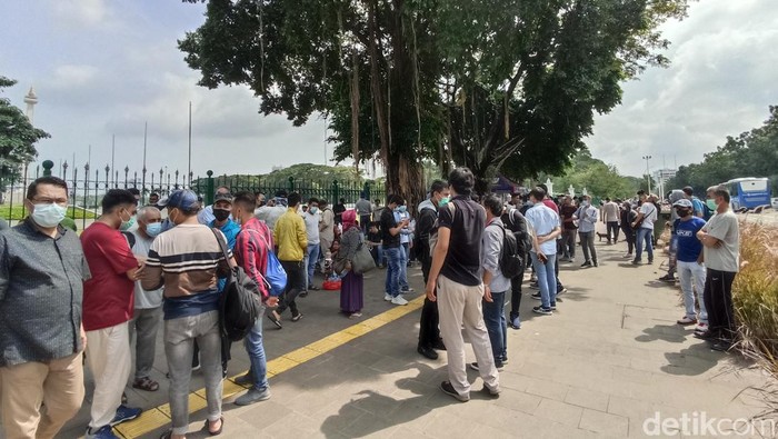 Pengungsi Hazara dan pengungsi Afghanistan berkumpul di depan IRTI Monas, Jakpus. Massa tersebut nantinya akan demonstrasi di Amnesty Internasional, Menteng. (Wildan N/detikcom)