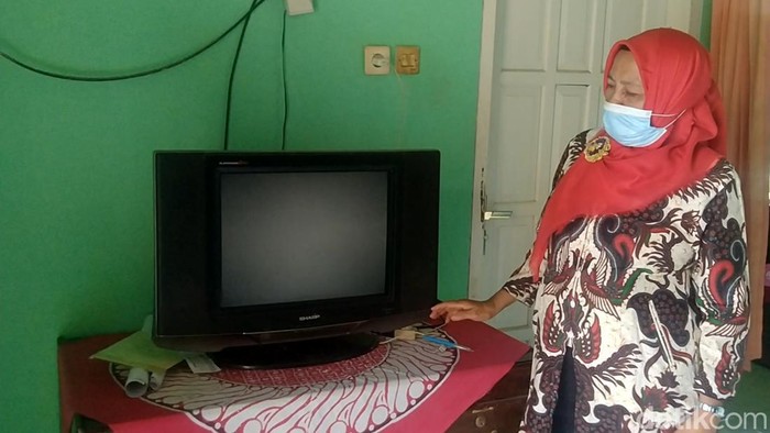 Perangkat Desa Karangjati, Suherlis (54), menunjukkan TV yang rusak, Rabu (19/1/2022).