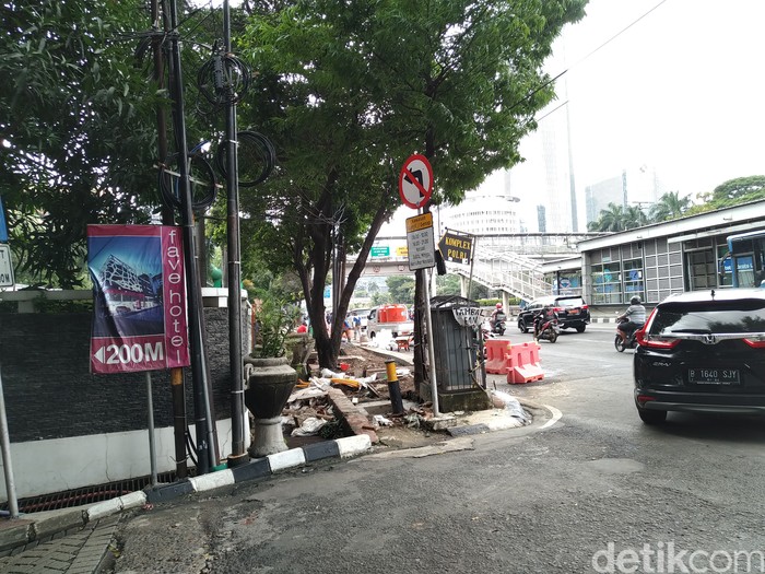 Perkembangan kondisi proyek galian drainase di depan Kantor BPJS Ketenagakerjaan, Jl Jendral Gatot Subroto, Semanggi, Jaksel, 19 Januari 2022. (Rifqi Mahdi Rizqullah/detikcom)