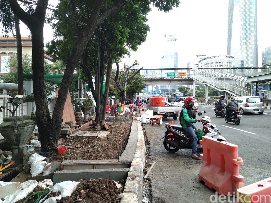 Perkembangan kondisi proyek galian drainase di depan Kantor BPJS Ketenagakerjaan, Jl Jendral Gatot Subroto, Semanggi, Jaksel, 19 Januari 2022. (Rifqi Mahdi Rizqullah/detikcom)