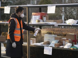 China Serukan Pakai Masker-Sarung Tangan Saat Buka Paket Luar Negeri