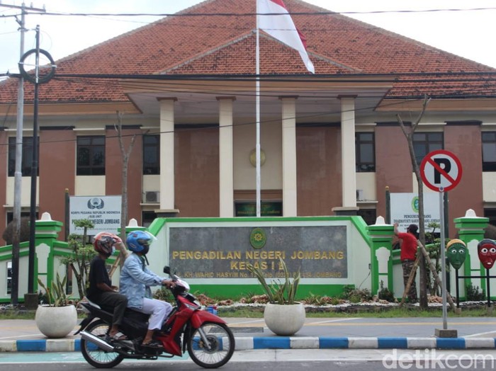 Sidang praperadilan kasus pencabulan santriwati dengan tersangka anak kiai berinisial MSAT, akan digelar di Pengadilan Negeri (PN) Jombang pada Kamis (20/1) pukul 10.00 WIB. MSAT memohon penetapan tersangka terhadap dirinya dibatalkan.