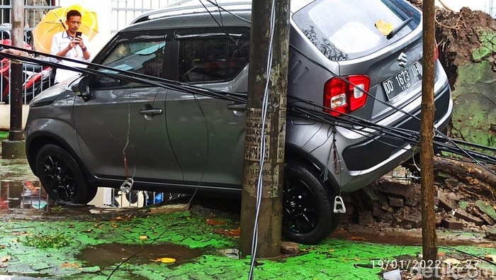Pohon tumbang timpa 3 mobil-bentor di Makassar (detikcom/Ibnu Munsir)