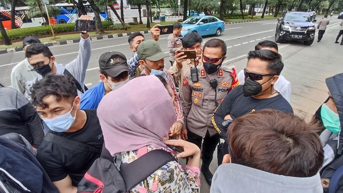 Polisi melarang pengungsi Afghanistan long march ke kantor Amnesty di Menteng, Jakpus