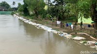 Camat Batujaya Irlan Suarlan saat ditemui di kantor Kecamatan Batujaya, Rabu (19/1/2022) mengatakan, air mulai merendam permukiman warga pada Selasa (18/1/2022) dini hari. Rata-rata ketinggian air dari 30 cm sampai lutut orang dewasa.