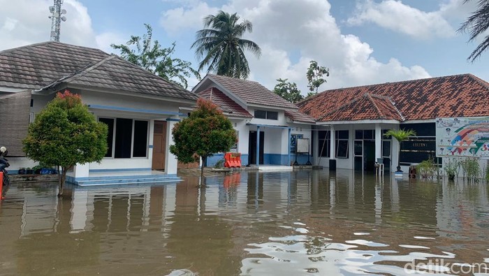 Potret Ribuan Rumah di Baturaja Karawang Terendam Banjir Potret Ribuan Rumah di Baturaja Karawang Terendam Banjir