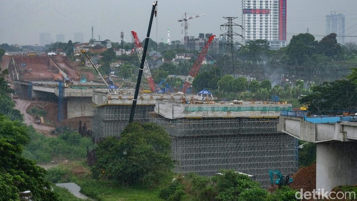 Proyek pembangunan Jalan Tol Serpong-Balaraja (Serbaraja) di Serpong, Tangerang Selatan, Banten, terus dikebut, Rabu, (19/1/2022). Renacana pengerjaan bakal rampung pada 2024.