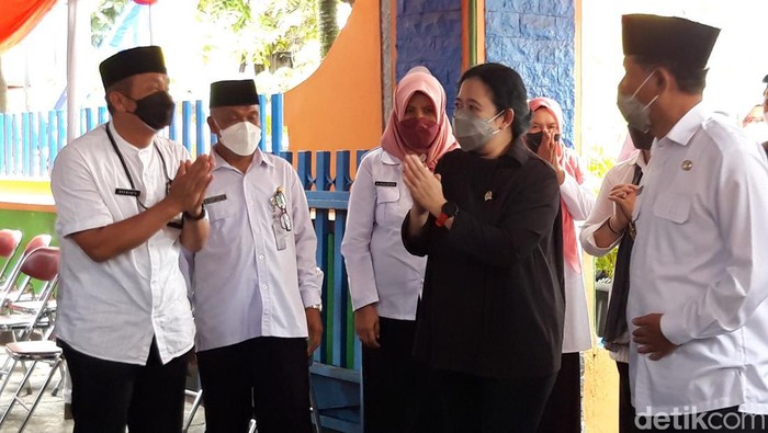 Puan Maharani Bagi-bagi Kaos Saat Cek Vaksinasi Anak di Boyolali Ketua DPR RI Puan Maharani bagi-bagi kaus kepada masyarakat di Boyolali. Bagi-bagi kaus itu dilakukan usai meninjau vaksinasi COVID-19 untuk anak 6-11 tahun di SDN 1 Sawahan, Kecamatan Ngemplak, Kabupaten Boyolali, Jawa Tengah.
