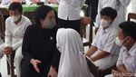 Puan Maharani Bagi-bagi Kaos Saat Cek Vaksinasi Anak di Boyolali