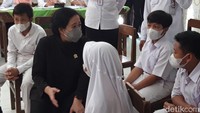 Puan tiba di SDN 1 Ngemplak sekitar pukul 10.57 WIB. Puan bersama rombongan langsung masuk meninjau pelaksanaan vaksinasi anak. Puan juga sempat berdialog dengan sejumlah siswa peserta vaksin. 