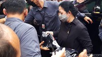 Saat keluar dari SD menuju ke mobil, Puan menghampiri warga yang menunggu di depan sekolah. Puan langsung membagikan kaos.  