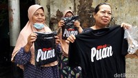 Kaos warna hitam yang dibagikan ke masyarakat di bagian depan bertuliskan Mbak Puan. Di bagian belakang bergambar Puan Maharani dengan tangan mengepal.  
