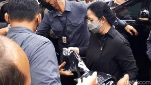Puan Maharani Bagi-bagi Kaos Saat Cek Vaksinasi Anak di Boyolali