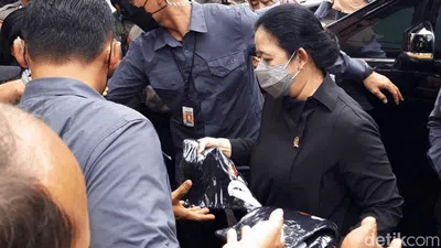 Puan Maharani Bagi-bagi Kaos Saat Cek Vaksinasi Anak di Boyolali