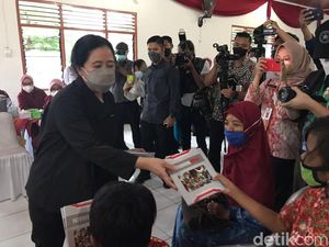 Puan Bagi Buku Tulis Bergambar Puan Maharani ke Anak-anak