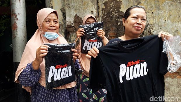 Puan Maharani membagikan kaus kepada warga di Boyolali, Rabu (19/1/2022).