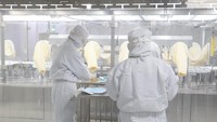 Pekerja bagian produksi Sinovac Biotech Ltd berada di pabrik barunya di kawasan Daxing, Beijing, China, Selasa (18/1/2022).