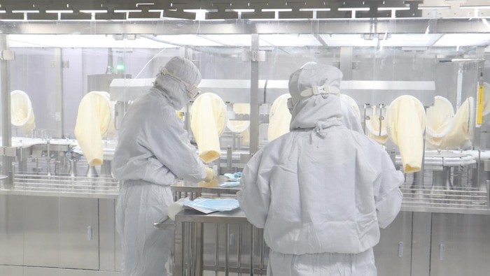 Pekerja bagian produksi Sinovac Biotech Ltd berada di pabrik barunya di kawasan Daxing, Beijing, China, Selasa (18/1/2022). Beroperasinya pabrik baru tersebut, Sinovac mampu menghasilkan tiga hingga empat miliar dosis vaksin COVID-19 per tahun. ANTARA FOTO/M. Irfan Ilmie/rwa.