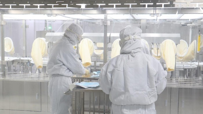 Punya Pabrik Baru, Sinovac Mampu Bikin 4 Miliar Dosis Vaksin Per Tahun Pekerja bagian produksi Sinovac Biotech Ltd berada di pabrik barunya di kawasan Daxing, Beijing, China, Selasa (18/1/2022). Beroperasinya pabrik baru tersebut, Sinovac mampu menghasilkan tiga hingga empat miliar dosis vaksin COVID-19 per tahun. ANTARA FOTO/M. Irfan Ilmie/rwa.