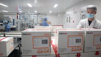 Pekerja memeriksa pengemasan Sinovac Biotech Ltd di pabrik barunya di kawasan Daxing, Beijing, China.