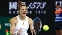 Maria Sakkari dari Yunani melakukan selebrasi usai mengalahkan Zheng Qinwen dari China pada pertandingan babak kedua kejuaraan tenis Australia Terbuka di Melbourne, Australia, Rabu, (19/1/2022). (AP Photo/Hamish Blair)
