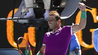 Rafael Nadal dari Spanyol melakukan selebrasi usai mengalahkan Yannick Hanfmann dari Jerman dalam pertandingan babak kedua kejuaraan tenis Australia Terbuka di Melbourne, Australia, Rabu, (19/1/2022). (AP Photo/Andy Brownbill)