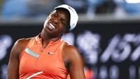 Sloane Stephens dari AS bereaksi selama pertandingan putaran pertamanya melawan Emma Raducanu dari Inggris di kejuaraan tenis Australia Terbuka di Melbourne, Australia, Selasa, (18/1/2022). (AP Photo/Tertius Pickard)