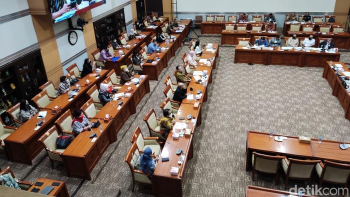RDPU Komisi III DPR dengan sejumlah masyarakat (Matius Alfons/detikcom).
