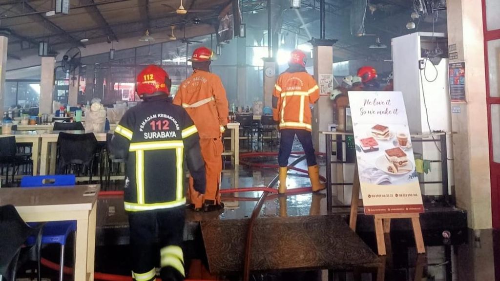 Kebakaran Resto Soto Cak Har MERR Surabaya Padam