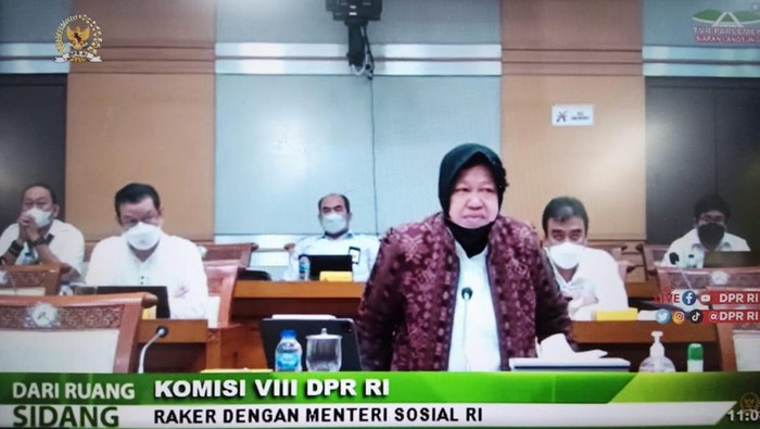 Momen Mensos Risma hendak maju ke meja pimpinan Komisi VIII DPR untuk meminta maaf