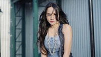 Risti Pouran berharap para perempuan bisa lebih hati-hati dan mencintai tubuhnya. Foto: dok. Instagram @ristipouran