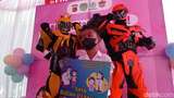 Robot Transformers Hibur Anak Divaksinasi di Cirebon