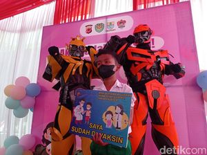 Robot Transformers Hibur Anak Divaksinasi di Cirebon